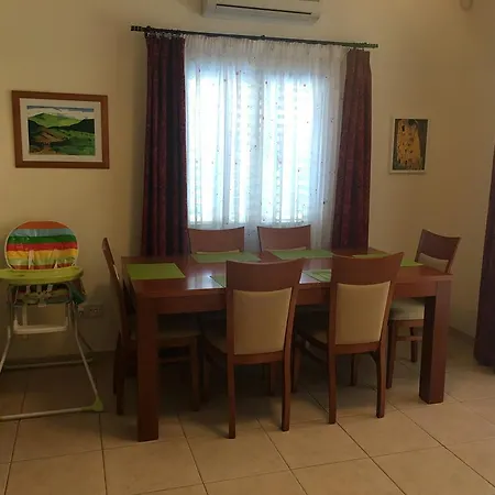 Emy Villa