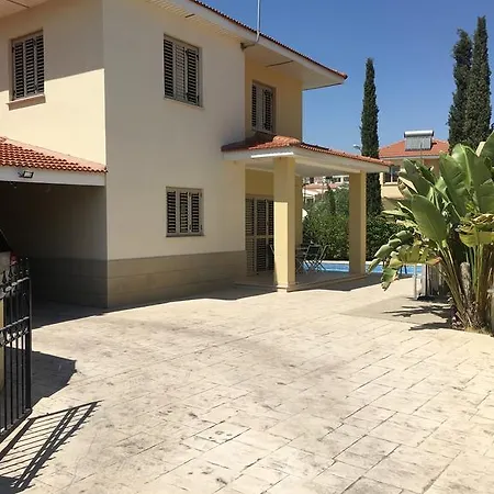 Emy Villa *